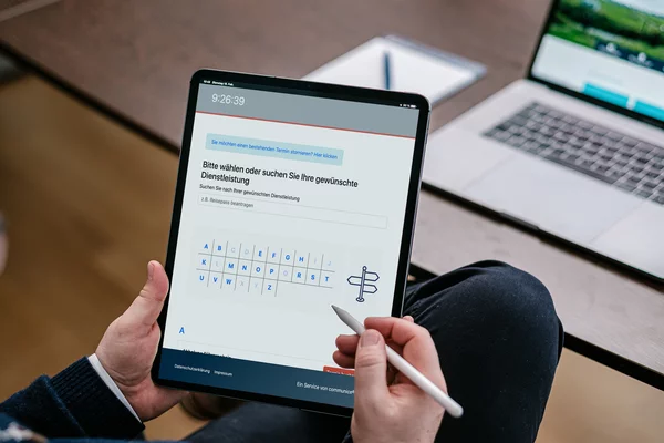 Hände mit Tablet