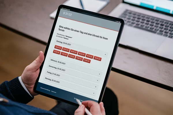 Hände mit Tablet