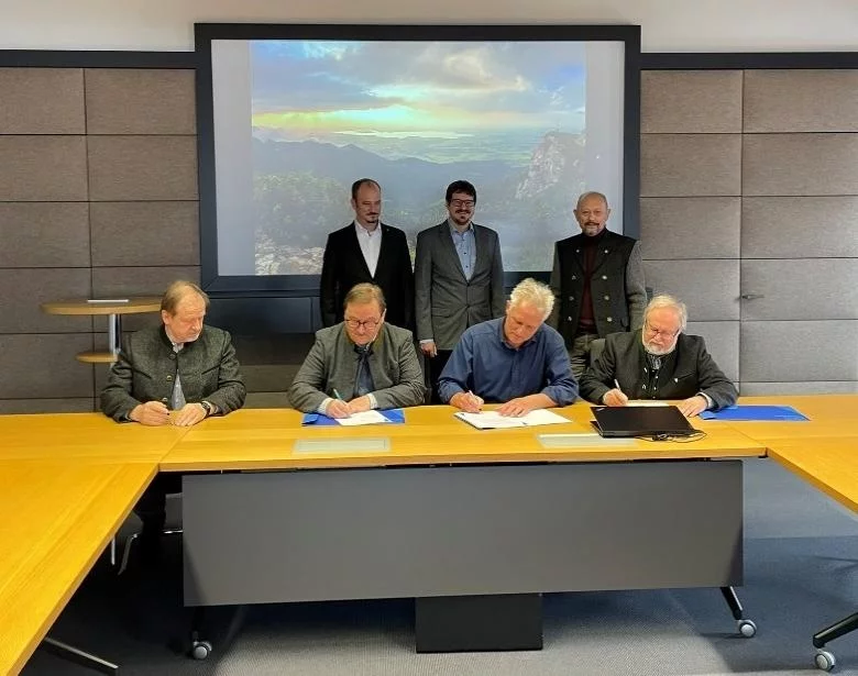 Vertragsunterzeichnung mit der Firma Avacomm