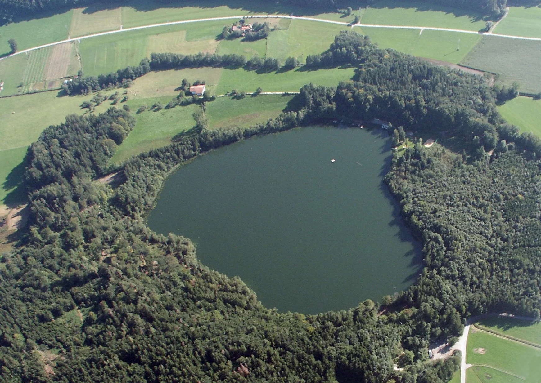 Der Tüttensee von oben – wo Wasser und Wald eins werden